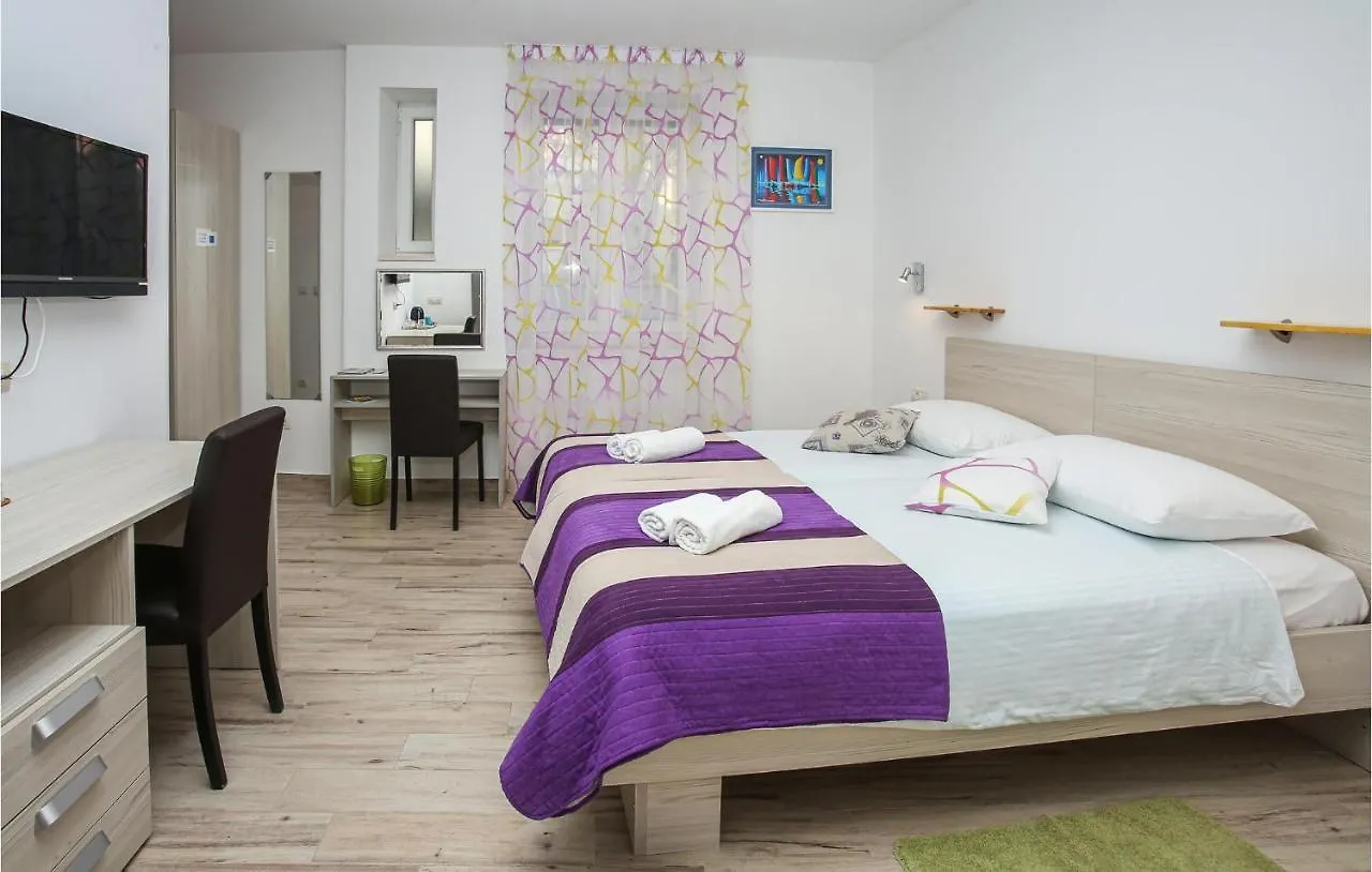 Cozy Apartment In Split With Kitchen