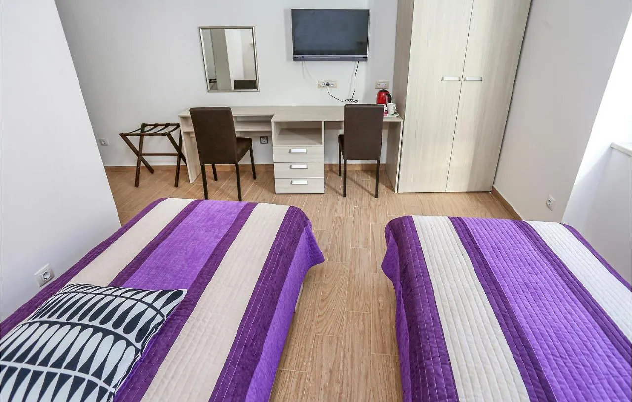 Cozy Apartment In Split With Kitchen